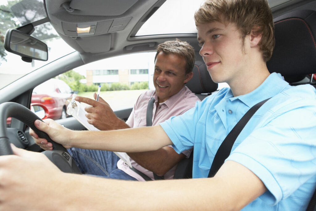 現在の画像に代替テキストがありません。ファイル名: blog-drivingschool-scaled.jpg